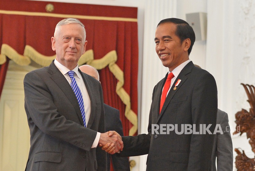 President Joko Widodo (right) shakes hand with US Defense Secretary James Mattis before holding a meeting in Merdeka Palace, Jakarta, on Tuesday (January 23).