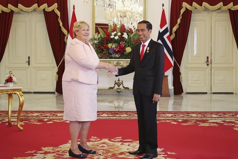 Presiden Joko Widodo (kanan) berjabat tangan dengan Perdana Menteri (PM) Norwegia Erna Solberg (kiri) saat kunjungan kenegaraan di Istana Merdeka, Jakarta, Selasa (14/4)..