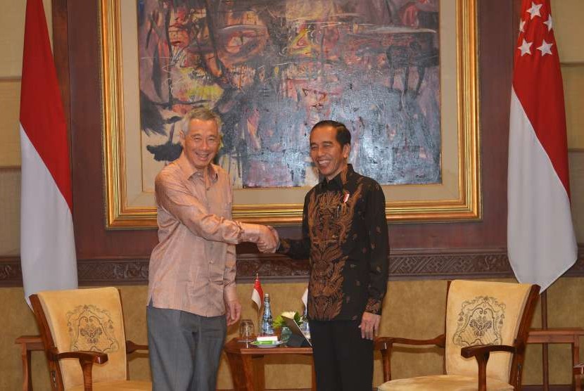 Presiden Joko Widodo (kanan) berjabat tangan dengan Perdana Menteri Singapura Lee Hsien Loong (kiri) saat mengadakan pertemuan bilateral di sela Pertemuan Tahunan IMF - World Bank Group 2018 di Nusa Dua, Bali, Kamis (11/10).
