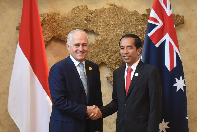 Presiden Joko Widodo (kanan) berjabat tangan dengan PM Australia Malcolm Turnbull dalam pertemuan bilateral di Asem Villa, Vientiane, Laos, Kamis (8/9).