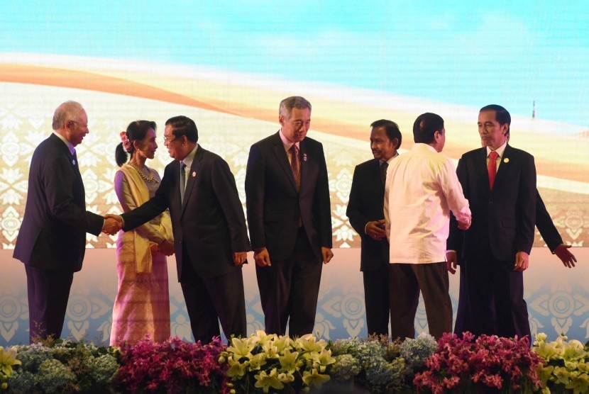 Presiden Joko Widodo (kanan) berjabat tangan dengan Presiden Filipina Rodrigo Duterte (kedua kanan) dan pimpinan negara-negara ASEAN disela pembukaan Asean Summit ke-28 dan 29 serta Related Summit di National Convention Center, Vientiane, Laos, Selasa (6/9