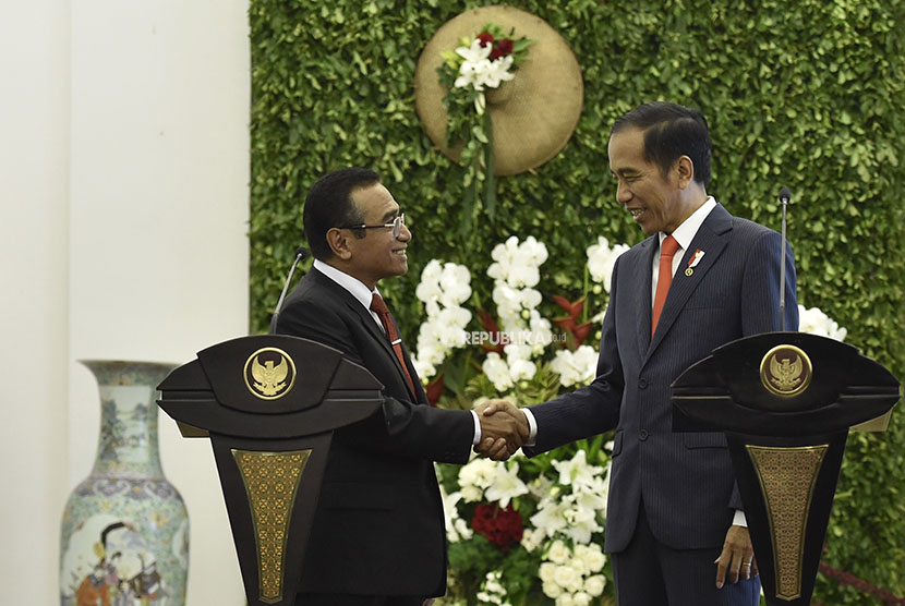 President Joko Widodo (right) shakes hand with Timor Leste's President Timor Leste Francisco Guterres Lu Olo at Bogor Palace, West Java, Thursday (June 28).