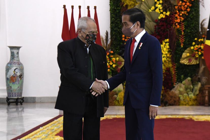 Presiden Joko Widodo (kanan) berjabat tangan dengan Presiden Timor Leste Jos? Manuel Ramos-Horta saat menerima kunjungan kenegaraan di Istana Kepresidenan Bogor, Bogor, Jawa Barat, Selasa (19/7/2022). 