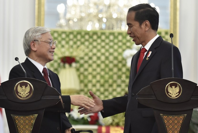 President Joko Widodo (right) shakes hand with General Secretary of the Socialist Republic Party of Vietnam Nguyen Phu Trong (left) after holding a press conference at Merdeka Palace, Wednesday (August 23). 