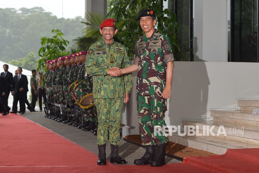 Presiden Joko Widodo (kanan) berjabat tangan dengan Sultan Brunei Darussalam, Hassanal Bolkiah yang berkunjung ke Mabes TNI, Cilangkap, Jakarta, Kamis (3/5).