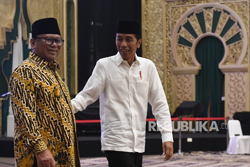 Presiden Joko Widodo (kanan) berjalan bersama Ketua DPD Oesman Sapta Odang (kiri) saat tiba untuk berbuka puasa bersama anggota dan pimpinan DPD di Jakarta, Rabu (15/5/2019).