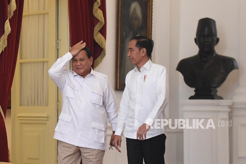 Presiden Joko Widodo (kanan) berjalan bersama Ketua Umum Partai Gerindra Prabowo Subianto (kiri) usai melakukan pertemuan di Istana Merdeka, Jakarta, Jumat (11/10/2019).