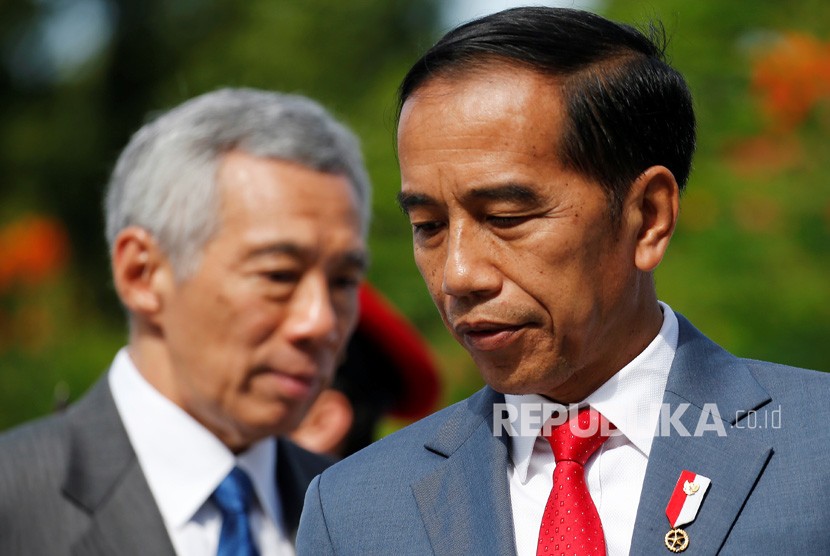 Presiden Joko Widodo (kanan) berjalan bersama PM Singapura Lee Hsien Loong, di Istana, di Singapura, Selasa (08/10/2019). 