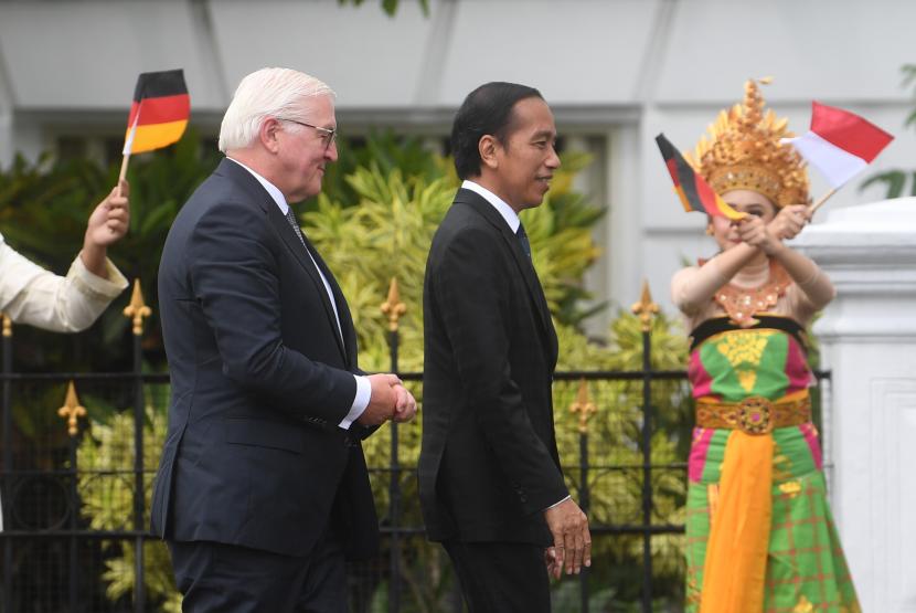Presiden Joko Widodo (kanan) berjalan bersama Presiden Republik Federal Jerman Frank-Walter Steinmeier (kiri) di Istana Bogor, Jawa Barat, Kamis (16/6/2022). Kunjungan kenegaraan Presiden Republik Federal Jerman tersebut berlangsung dalam rangka peringatan 70 tahun hubungan diplomatik Indonesia Jerman yang terbentuk sejak 1952.