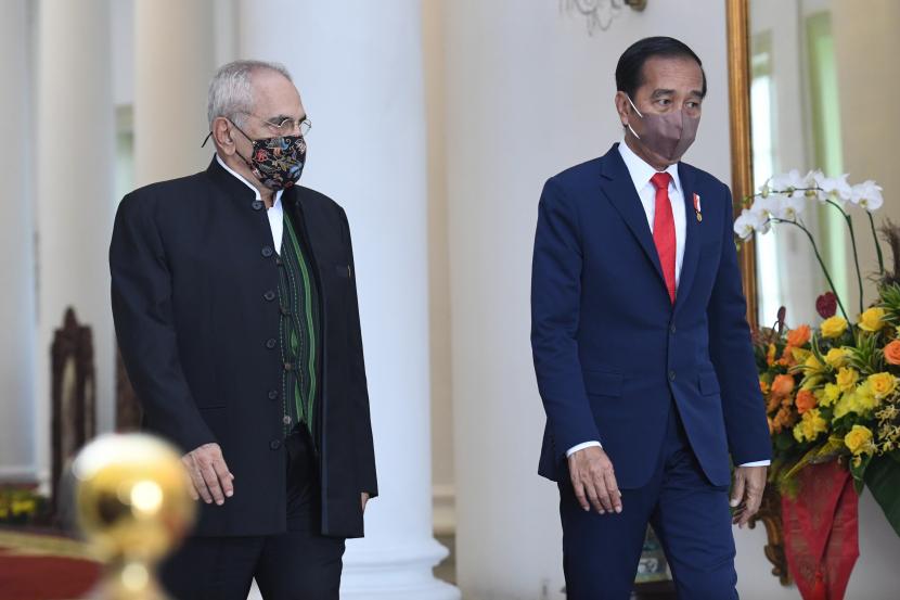 Presiden Joko Widodo (kanan) berjalan bersama Presiden Timor Leste José Manuel Ramos-Horta saat menerima kunjungan kenegaraan di Istana Kepresidenan Bogor, Bogor, Jawa Barat, Selasa (19/7/2022). 