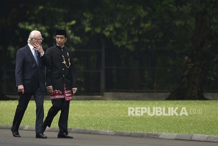 President Joko Widodo (right) is walking alongside with Swedish King Carl XVI Gustaf at the backyard of Bogor Palace, West Java, Monday (May 22).