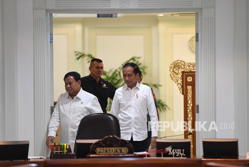 Presiden Joko Widodo (kanan) berjalan memasuki ruangan didampingi Menteri Pertahanan Prabowo Subianto (kiri) sebelum rapat terbatas di Kantor Presiden, Jakarta, Jumat (22/11/2019).