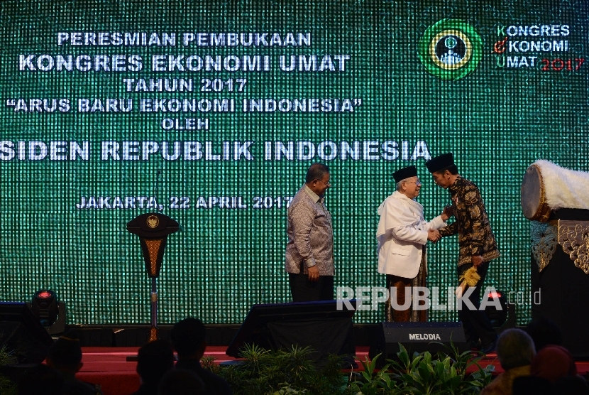 Presiden Joko Widodo (kanan) bersalaman dengan Ketua MUI Ma'ruf Amin (tengah) didampingi Menteri Koordinator Perekonomian Darmin Nasution (kiri) seusai membuka Kongres Ekonomi Umat 2017 di Jakarta, Sabtu (22/4).