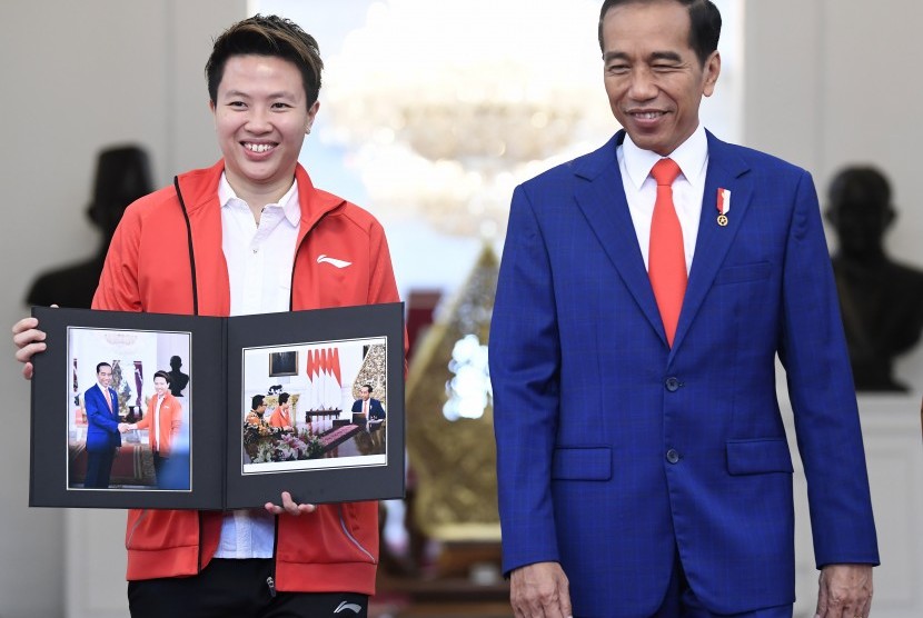 Presiden Joko Widodo (kanan) bersama atlet bulutangkis Liliyana Natsir (kiri) menyampaikan keterangan pers usai bertemu di Istana Merdeka, Jakarta, Selasa (29/1/2019). 