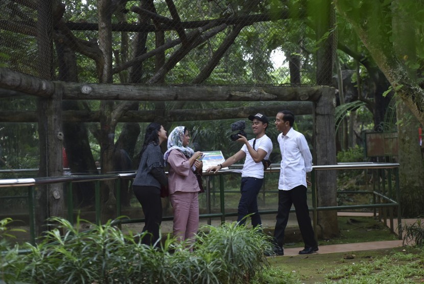 Presiden Joko Widodo (kanan) bersama Ibu Negara Iriana Joko Wododo (kedua kiri) serta putranya Kaesang Pangarep (kedua kanan) dan Kahiyang Ayu mengunjungi Pusat Primata Schmutzer di Kebun Binatang Ragunan Jakarta, Kamis (29/6). 