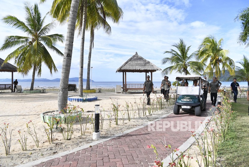 Presiden Joko Widodo (kanan) bersama Ibu Negara Iriana Joko Widodo mengendarai mobil golf berkeliling Kawasan Ekonomi Khusus (KEK) Tanjung Pulisan, Likupang, Kabupaten Minahasa Utara, Sulawesi Utara, Kamis (4/7/2019).