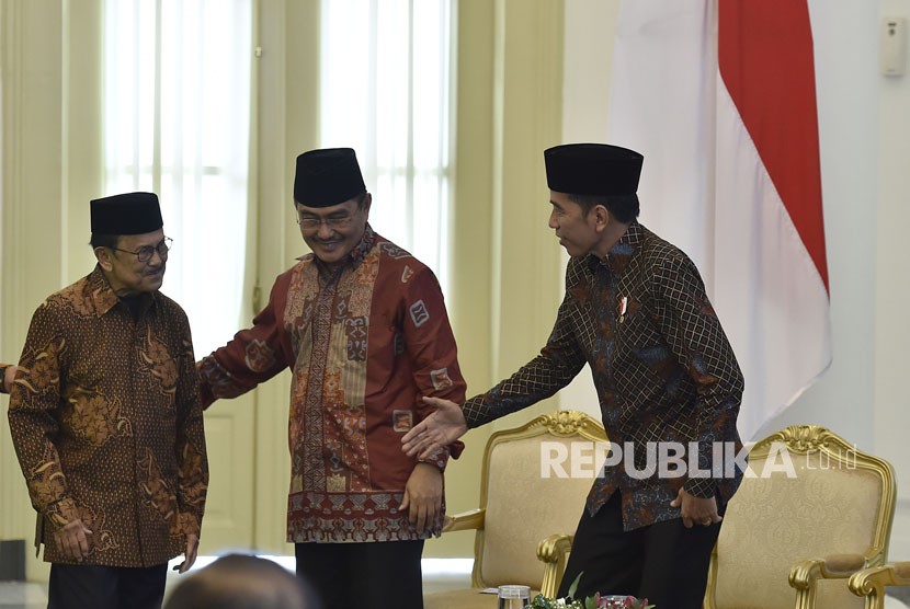 Presiden Joko Widodo (kanan) bersama Ketua Dewan Kehormatan Ikatan Cendekiawan Muslim se-Indonesia (ICMI) BJ Habibie (kiri) dan Ketua Umum ICMI Jimly Asshidiqie (tengah) saat pembukaan Silaturahmi Kerja Nasional (Silaknas) Tahun 2017 di Istana Kepresidenan Bogor, Jakarta, Jumat (8/12). 