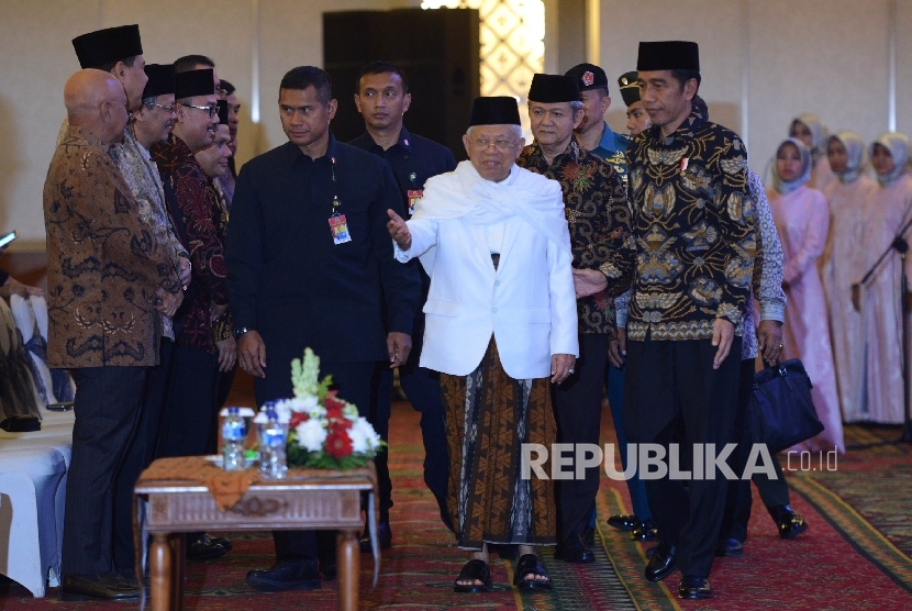 Presiden Joko Widodo (kanan) bersama Ketua MUI Ma'ruf Amin (tengah) tiba untuk membuka Kongres Ekonomi Umat 2017 di Jakarta, Sabtu (22/4). 