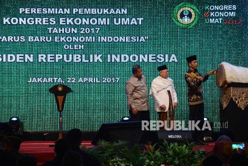 Presiden Joko Widodo (kanan) bersama Ketua MUI Ma'ruf Amin (tengah) dan Menteri Koordinator Perekonomian Darmin Nasution (kiri) menabuh bedug saat membuka Kongres Ekonomi Umat 2017 di Jakarta, Sabtu (22/4).