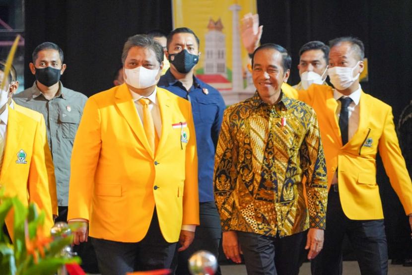 Presiden Joko Widodo (kanan) bersama Ketua Umum DPP Partai Golkar Airlangga Hartarto (kiri) saat puncak perayaan HUT ke-58 Partai Golkar di JIExpo Kemayoran, Jumat (20/10/2022).