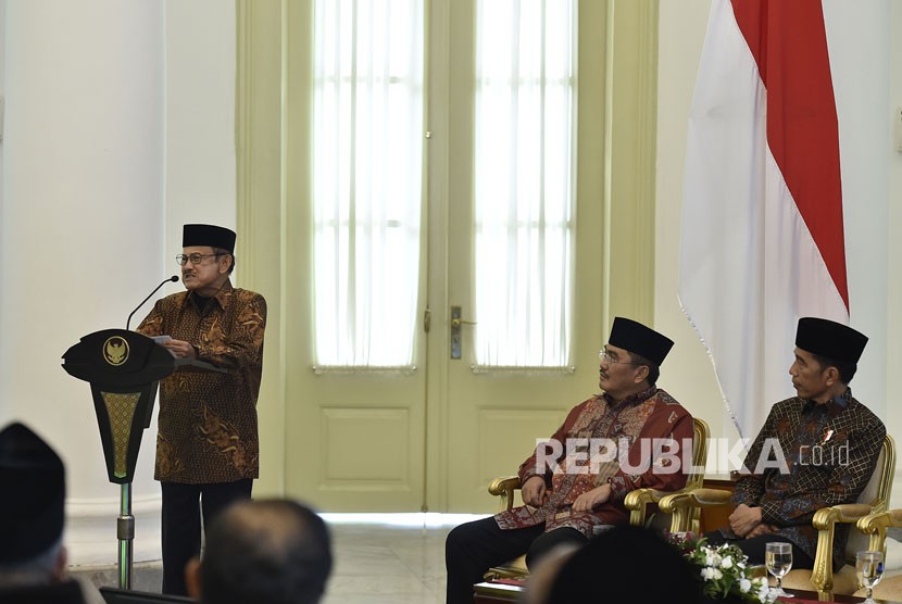 Presiden Joko Widodo (kanan) bersama Ketua Umum ICMI Jimly Asshidiqie (tengah) mendengarkan pidato Ketua Dewan Kehormatan Ikatan Cendekiawan Muslim se-Indonesia (ICMI) BJ Habibie (kiri) saat pembukaan Silaturahmi Kerja Nasional (Silaknas) Tahun 2017 di Istana Kepresidenan Bogor, Jakarta, Jumat (8/12).