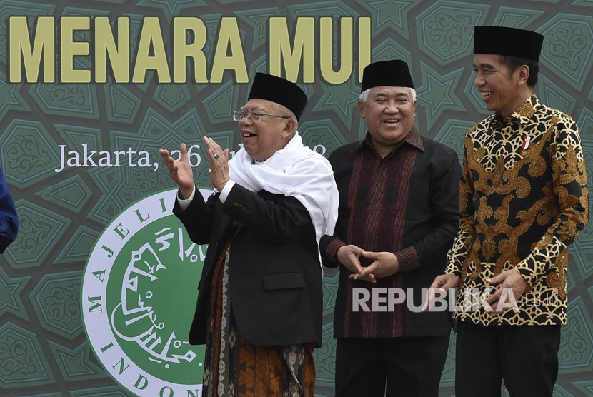 Presiden Joko Widodo (kanan) bersama Ketua Umum Majelis Ulama Indonesia (MUI) Maruf Amin (kiri) dan Ketua Dewan Pertimbangan MUI Din Syamsuddin (tengah) saat acara peletakkan batu pertama proyek pembangunan Menara MUI di Bambu Apus, Jakarta, Kamis (26/7). 