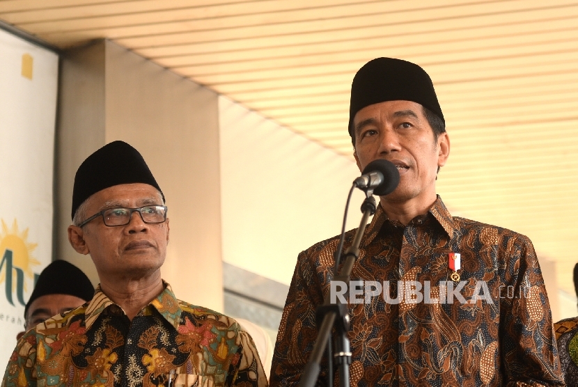 Presiden Joko Widodo (kanan) bersama Ketua Umum PP Muhammadiyah Haedar Nasir mengadakan konferensi pers usai pertemuan di Gedung Pusat Dakwah PP Muhammadiyah, Jakarta, Selasa (8/11). 
