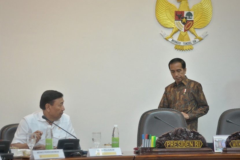 Presiden Joko Widodo (kanan) bersama Menko Polhukam Wiranto (kiri) 