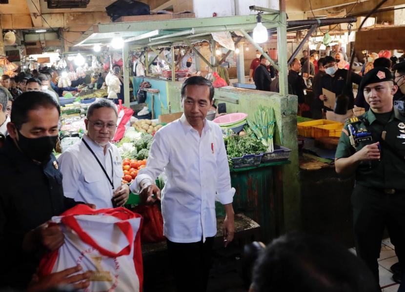 Presiden Joko Widodo (kanan) bersama Menteri Perdagangan Zulkifli Hasan mengunjungi Pasar Johar Baru, Jakarta, Rabu (5/4/2023).
