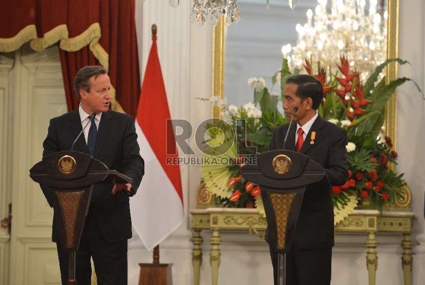  Presiden Joko Widodo (kanan) bersama Perdana Menteri Inggris David Cameron (kiri) menggelar jumpa pers seusai melakukan pertemuan di Istana Merdeka, Jakarta, Senin (27/7).  (Republika/Edwin Dwi Putranto)
