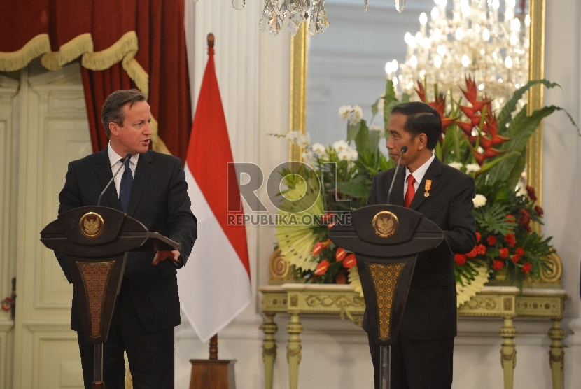 Presiden Joko Widodo (kanan) bersama Perdana Menteri Inggris David Cameron (kiri) menggelar jumpa pers seusai melakukan pertemuan di Istana Merdeka, Jakarta, Senin (27/7). 