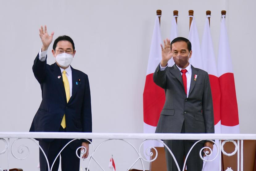 Presiden Joko Widodo (kanan) bersama Perdana Menteri Jepang Fumio Kishida melambaikan tangan saat mengadakan pertemuan serangkaian kunjungan kenegaraan di Istana Kepresidenan Bogor, Jawa Barat, Jumat (29/4/2022). Pertemuan bilateral Indonesia - Jepang tersebut membahas penguatan kerja sama kedua negara di bidang investasi dan energi serta pelaksanaan G20 di Indonesia.