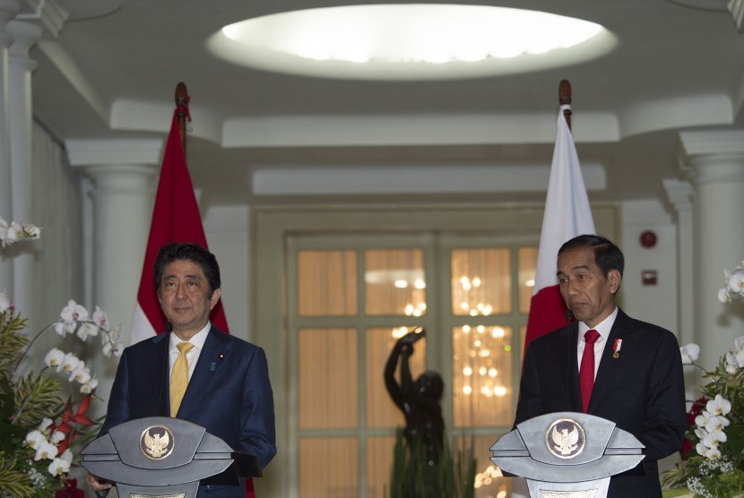 Presiden Joko Widodo (kanan) bersama Perdana Menteri Jepang Shinzo Abe melakukan konferensi pers di Istana Bogor, Bogor, Jawa Barat, Minggu (15/1).