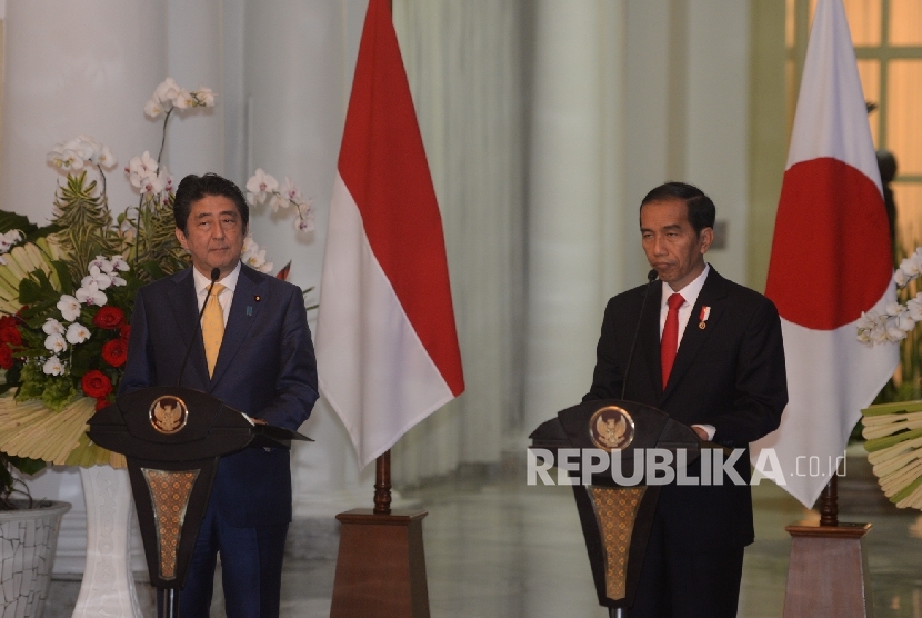 President Joko Widodo (right) together with Japan Prime Minister Shinzo Abe hold a press conference pers after bilateral meeting at the Bogor Palace, West Java on Sunday (January 15).