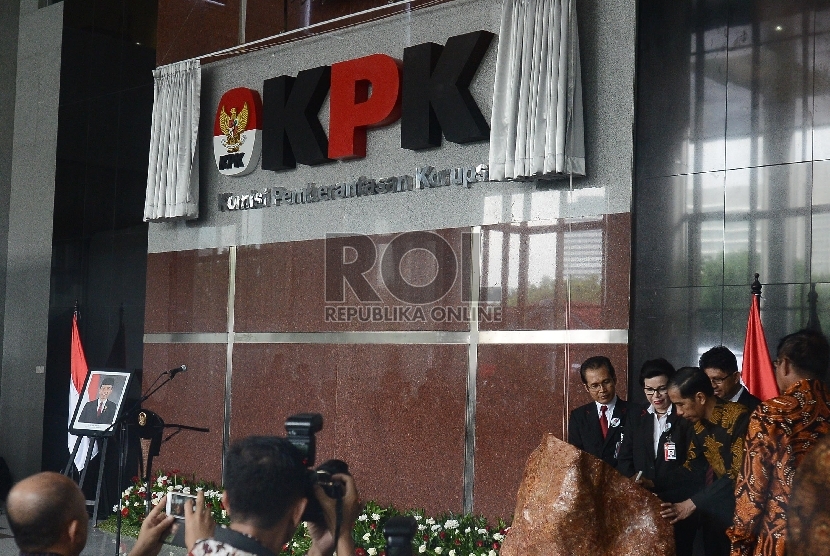 Presiden Joko Widodo (kanan) bersama Pimpinan baru KPK menandatangani prasasti peresmian gedung baru KPK di Jakarta, Selasa (29/12). (Republika/Raisan Al Farisi)