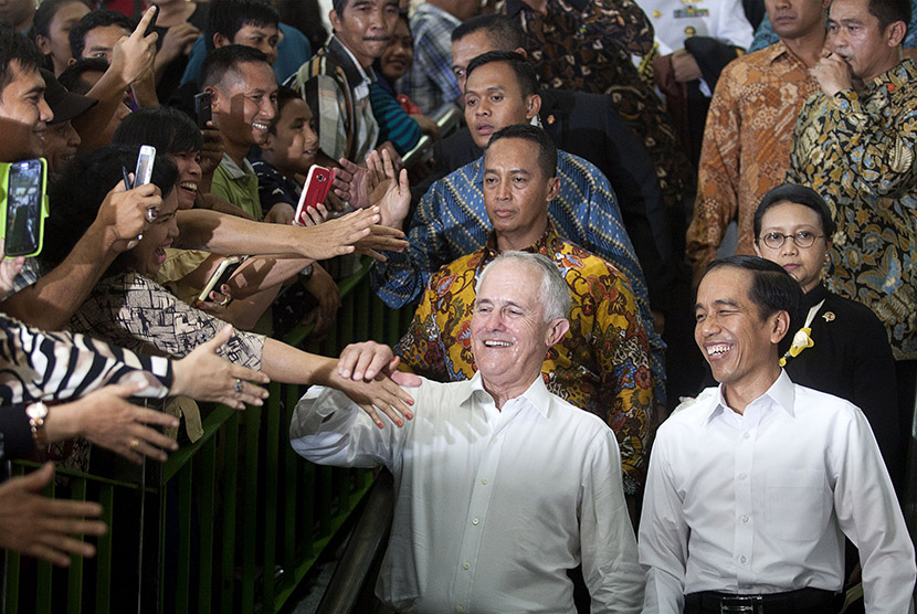 Presiden Joko Widodo (kanan) bersama PM Australia Malcolm Turnbull (kedua kanan) berjabat tangan dengan warga saat melakukan 'blusukan' di pasar Tanah Abang, Jakarta, Kamis (12/11).
