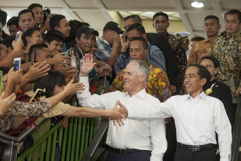 Presiden Joko Widodo (kanan) bersama PM Australia Malcolm Turnbull (kedua kanan) berjabat tangan dengan warga saat melakukan 'blusukan' di pasar Tanah Abang, Jakarta, Kamis (12/11). 