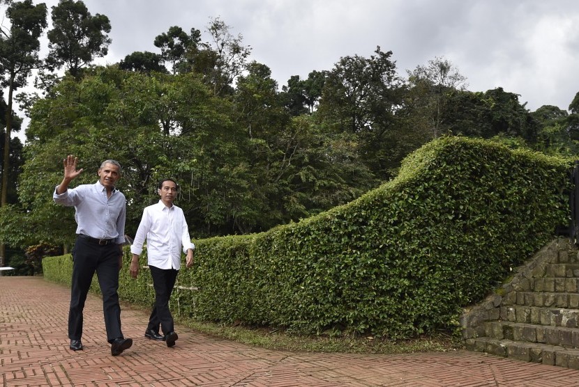 Presiden Joko WIdodo (kanan) bersama Presiden ke-44 Amerika Serikat Barack Obama (kiri) berjalan menuju Cafe Grand Garden Kebun Raya Bogor, Jawa Barat, Jumat (30/6). 