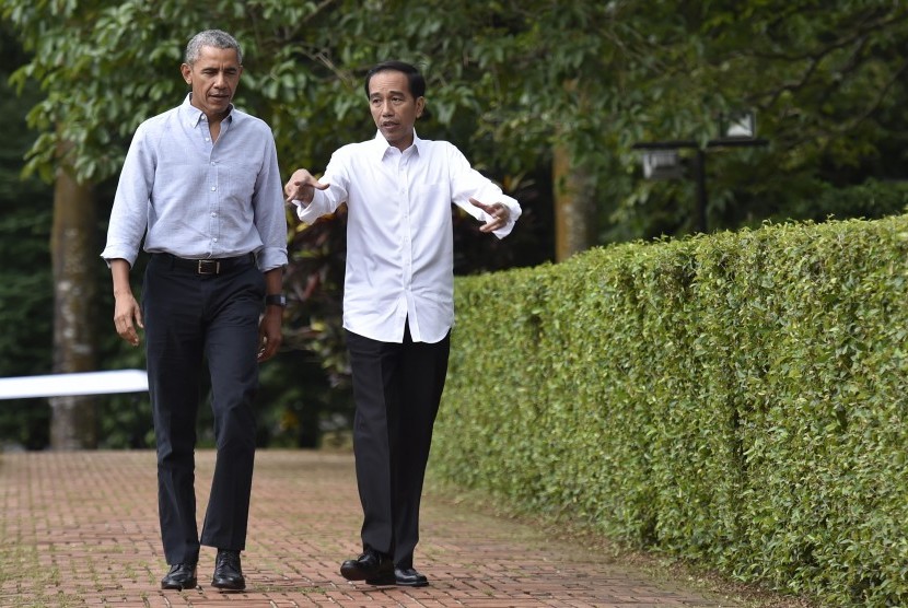 Presiden Joko WIdodo (kanan) bersama Presiden ke-44 Amerika Serikat Barack Obama (kiri) berjalan menuju Cafe Grand Garden Kebun Raya Bogor, Jawa Barat, Jumat (30/6). 