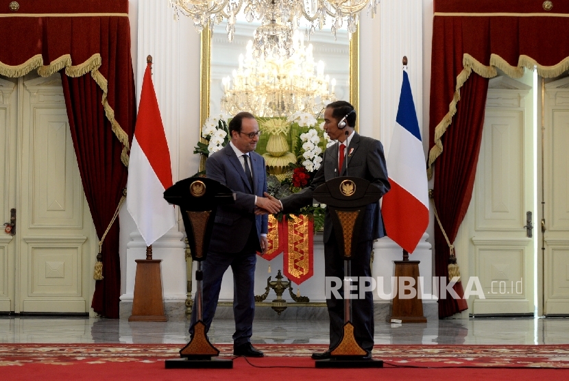 Presiden Joko Widodo (kanan) bersama Presiden Perancis Francois Hollande mengadakan konferensi pers saat kunjungan kenegaraan Presiden Perancis di Istana Merdeka, Jakarta, Rabu (29/3).