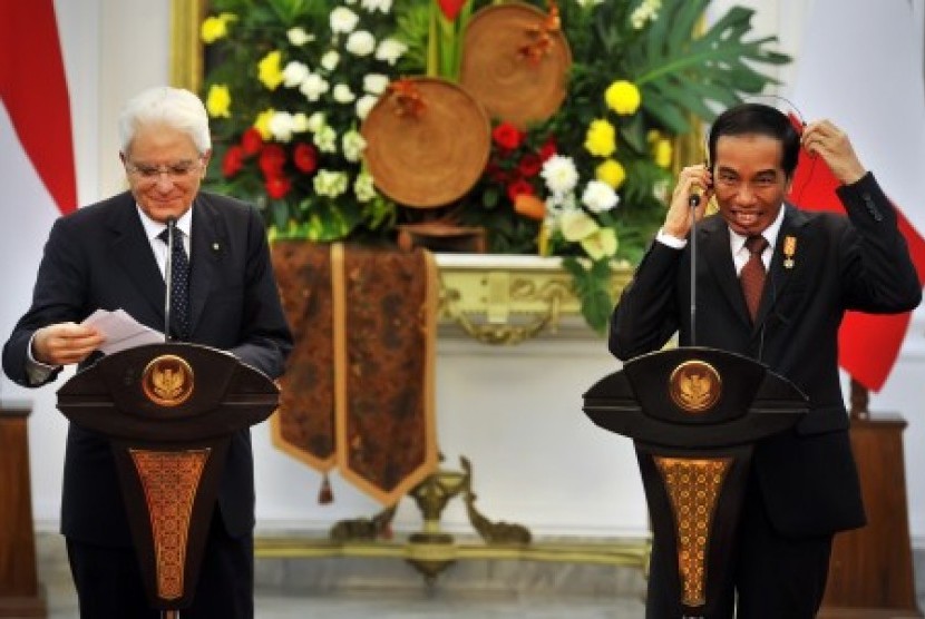 Presiden Joko Widodo (kanan) bersama Presiden Republik Italia Sergio Mattarella (kiri) memberikan keterangan pers mengenai hasil kesepakatan kerjasama bidang ekonomi di Istana Merdeka, Jakarta, Senin (9/11).
