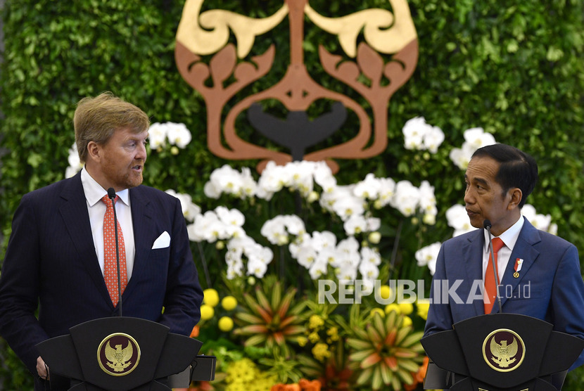 Presiden Joko Widodo (kanan) bersama Raja Belanda Willem Alexander menyampaikan pernyataan pers saat kunjungan kenegaraan di Istana Bogor, Jawa Barat, Selasa (10/3/2020).(Antara/Sigid Kurniawan)