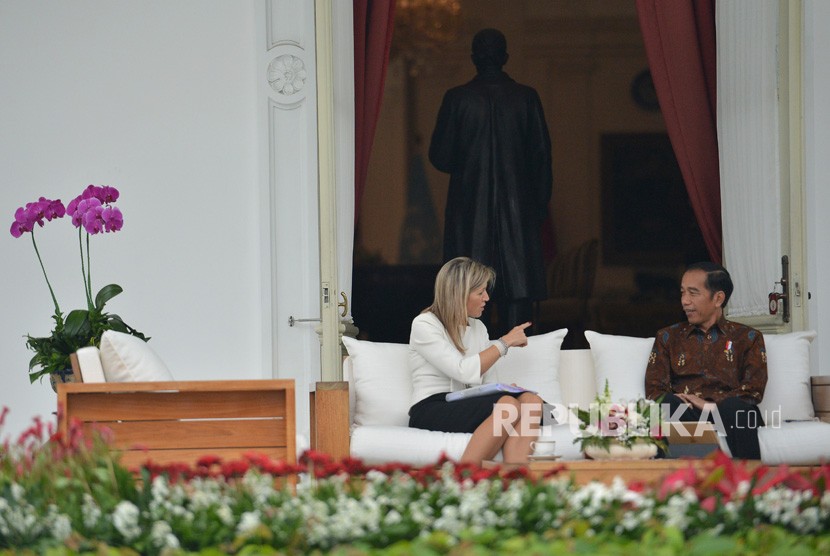 Presiden Joko Widodo (kanan) bersama Utusan Khusus Perserikatan Bangsa-Bangsa (PBB) untuk Inklusi Keuangan Ratu Maxima (kiri) melakukan Veranda Talk di Istana Merdeka, Jakarta, Selasa (13/2).