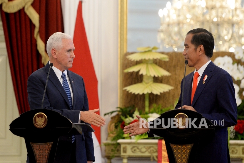 Presiden Joko Widodo (kanan) bersama Wakil Presiden AS Mike Pence memberikan keterangan pers saat kunjungan kenegaraan di Istana Merdeka, Jakarta, Kamis (20/4). 