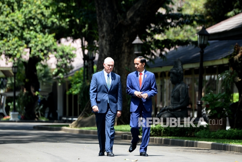 Presiden Joko Widodo (kanan) bersama Wakil Presiden AS Mike Pence berjalan kaki bersama saat kunjungan kenegaraan di Istana Negara, Jakarta, Kamis (20/4).