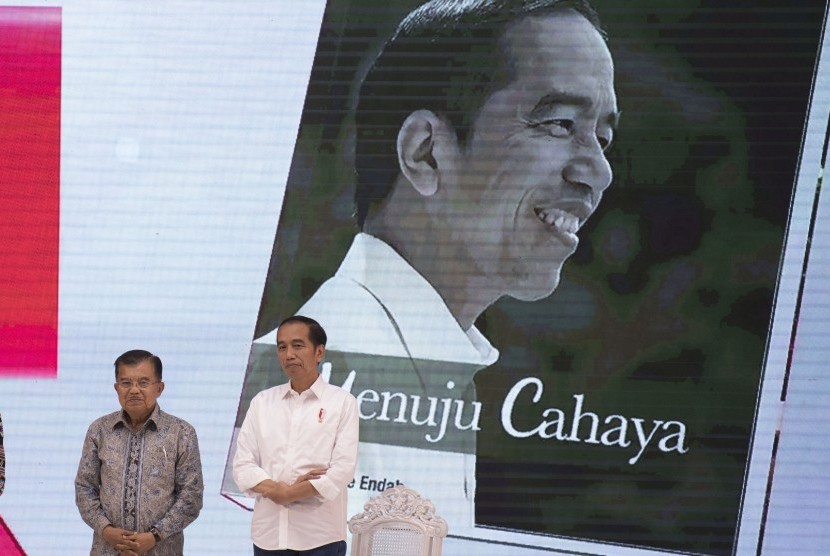 Presiden Joko Widodo (kanan) bersama Wakil Presiden Jusuf Kalla (kiri) menghadiri peluncuran buku Jokowi Menuju Cahaya karya Alberthiene Endah di Jakarta, Rabu (12/12/2018). 