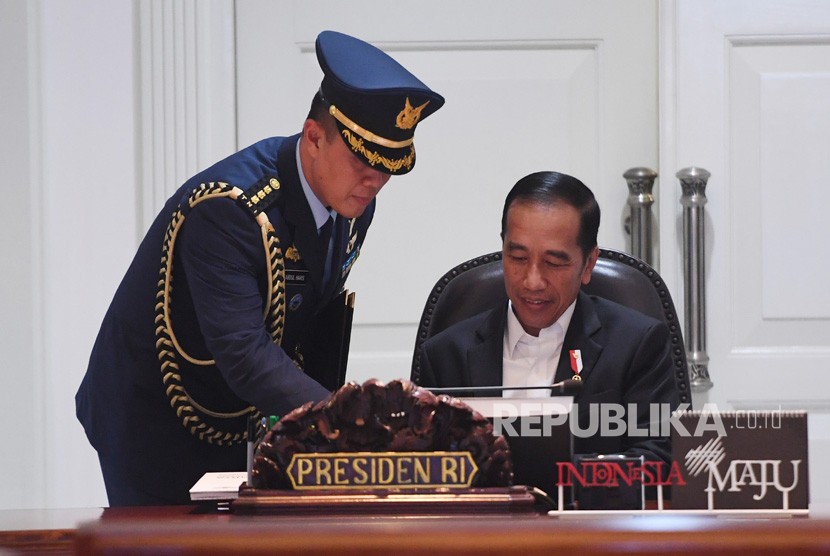 Keterlibatan APBN dalam proyek pemindahan ibu kota hanya 20 persen.  Foto: Presiden Joko Widodo (kanan) bersiap memimpin rapat presentasi desain ibu kota negara baru di Kantor Presiden, Jakarta, Jumat (20/12/2019). 