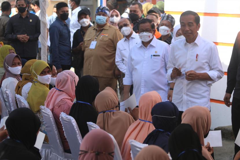 Presiden Joko Widodo (kanan) 