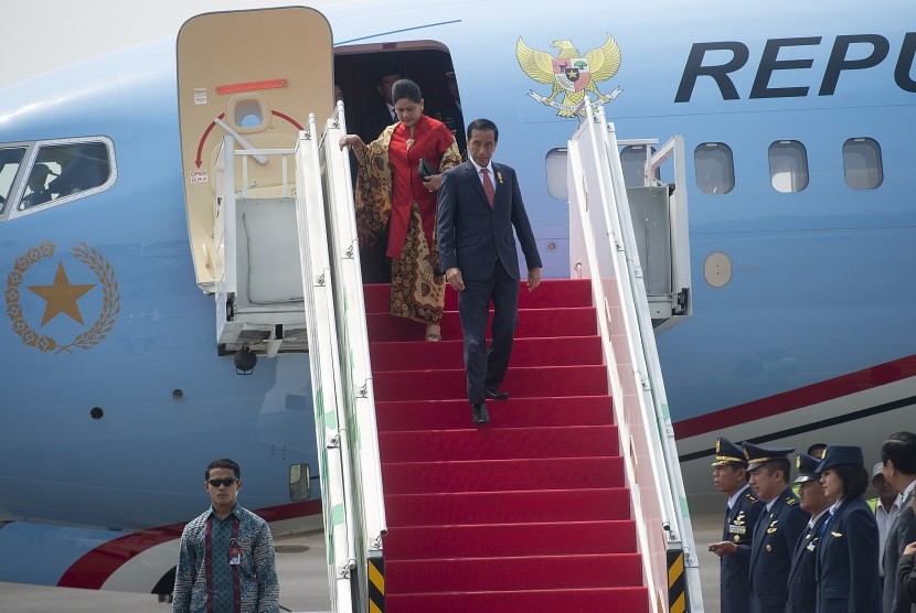 President Joko Widodo and first lady Iriana Joko Widodo walk down the stairs of presidential airplane. (Illustration).