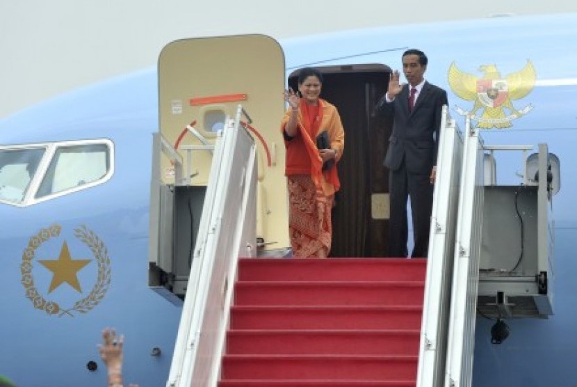 Presiden Joko Widodo (kanan) dan Ibu Negara Iriana Joko Widodo melambaikan tangan sebelum bertolak memulai kunjungan kenegaraan dengan pesawat kepresidenan. ilustrasi